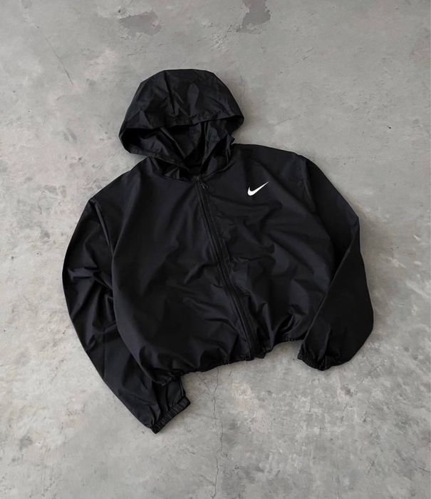 Базова жіноча вітровка Nike однотонна з капюшоном