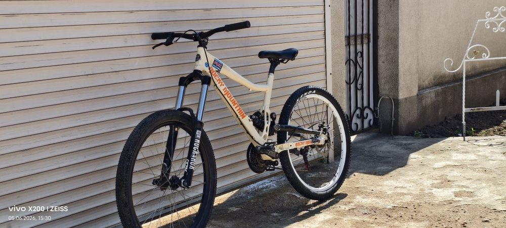 Двухподвес Rocky mountain bike даунхил