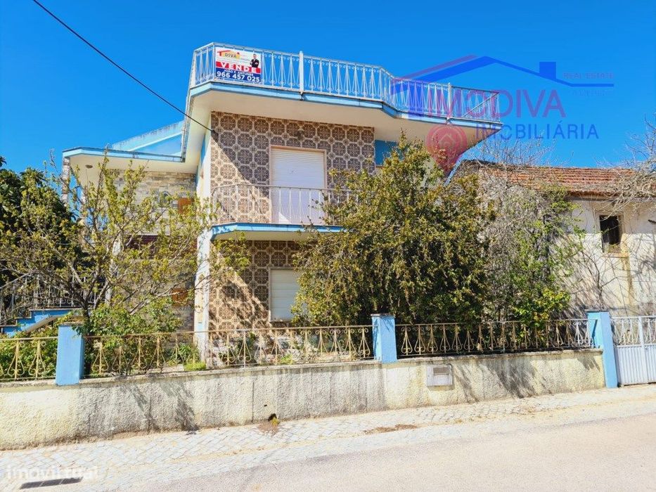 Propriedade com 3 moradias independentes e terreno, em Ansião