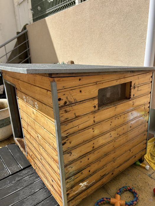 Casota para cão em madeira e metal – resistente e personalizada