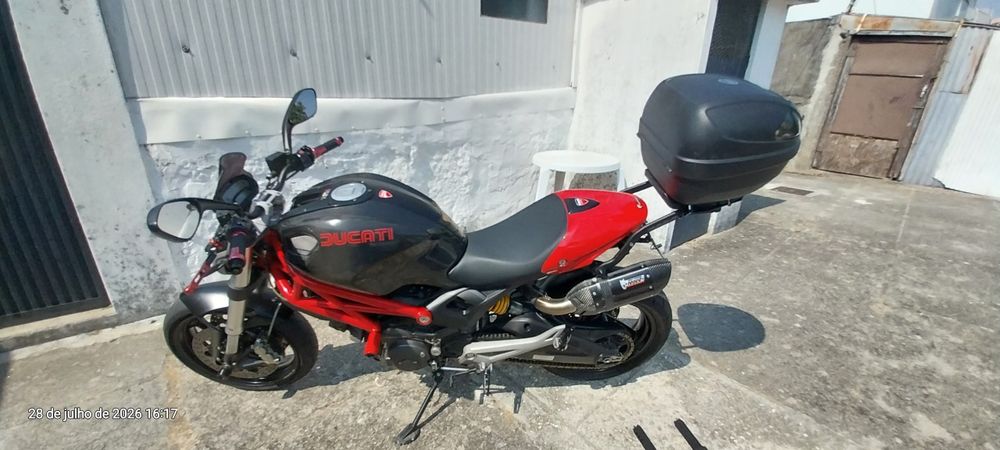 Ducati Monster com muitos extras