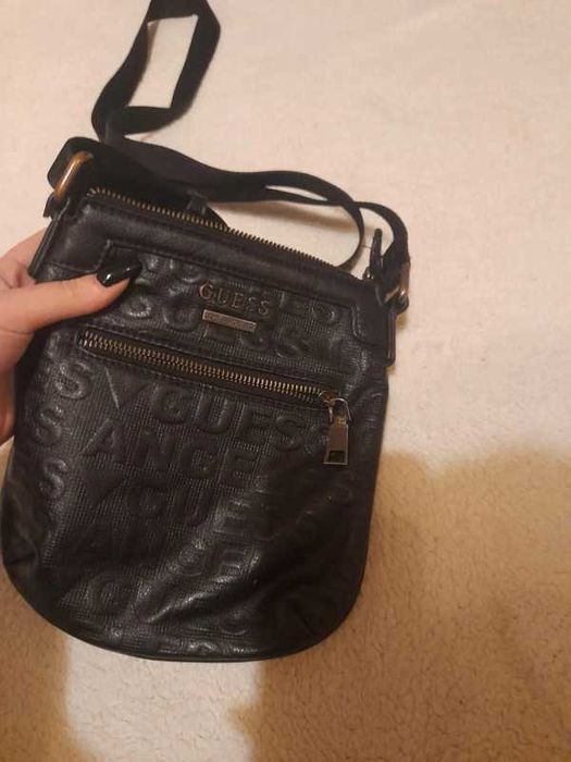 Czarna wytłaczana torebka na ramię saszetka Guess New Boston Embossed