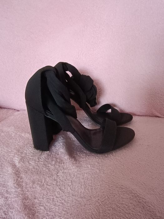 Buty na słupku wiązane