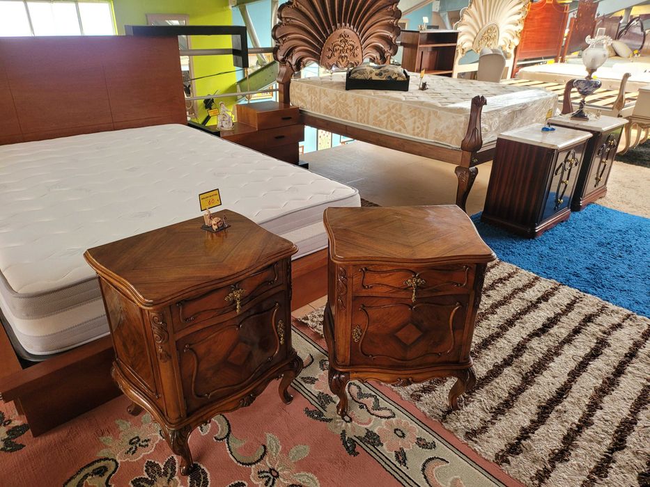Mesas de cabeceira antigas estilo Queen Anne - óptimo estado - Va