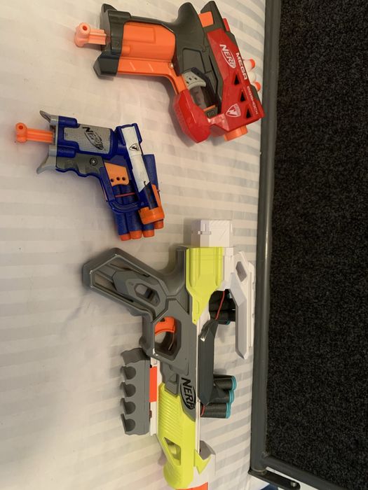 Trzy sztuki pistoletów Nerf plus 40 strzałek