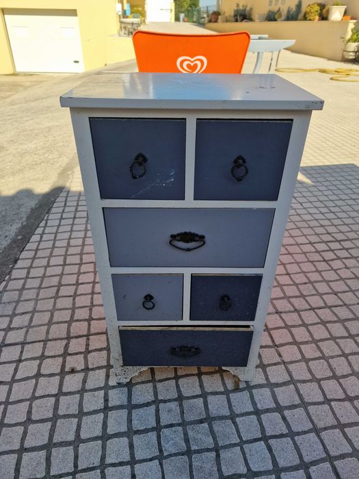 Mesa de cabeceira branca com 6 gavetas cinzentas, 42 x 32 x 77 cm
