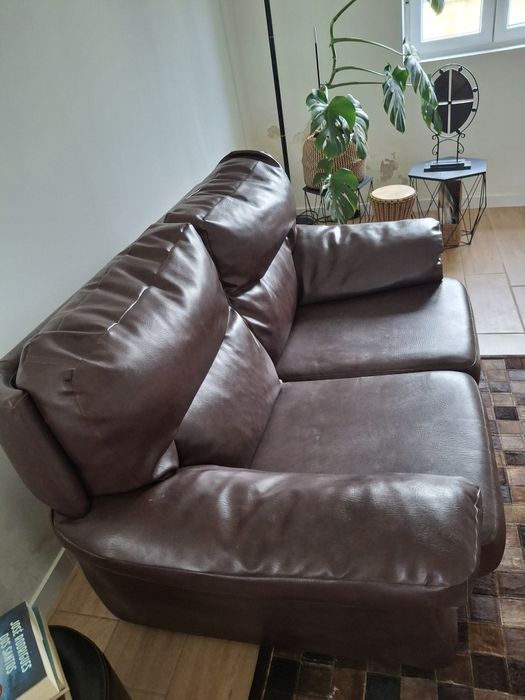 Sofá dois lugares castanho. .