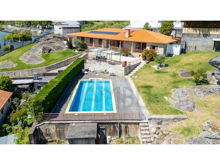 Moradia T4 térrea, com piscina, para venda em Vilar de Mouros.