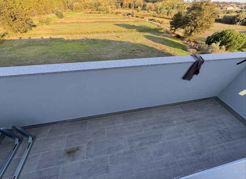 Apartamentos T2 com varanda em fase final de construção para arrendar