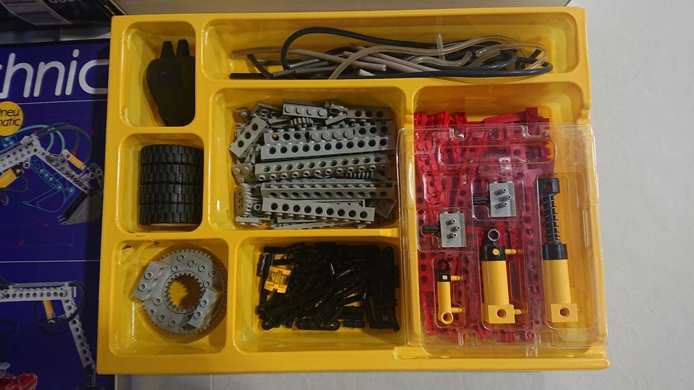 LEGO TECHNIC: 8837 Pneumatic Excavator