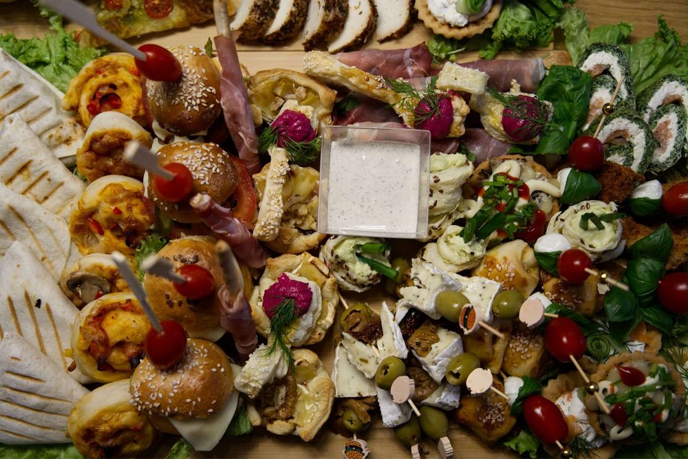 Przystawki na imprezę, party boxy, tace, catering