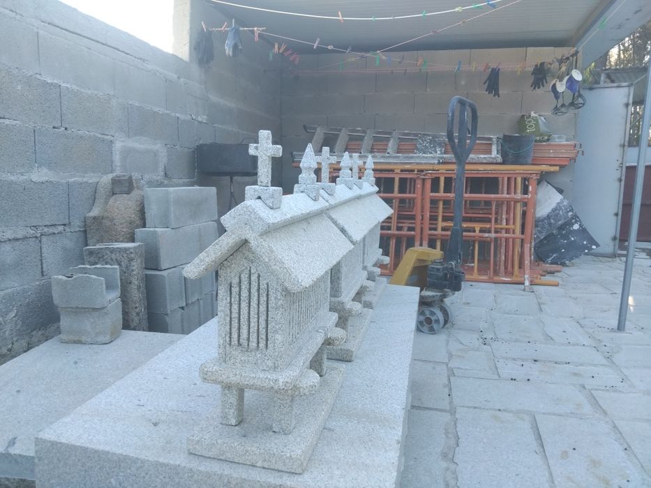 Espigueiros pequenos em granito