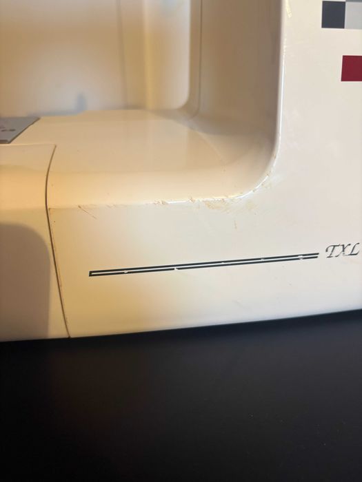 Janome TXL 607 – komputerowa maszyna do szycia + stolik | komplet