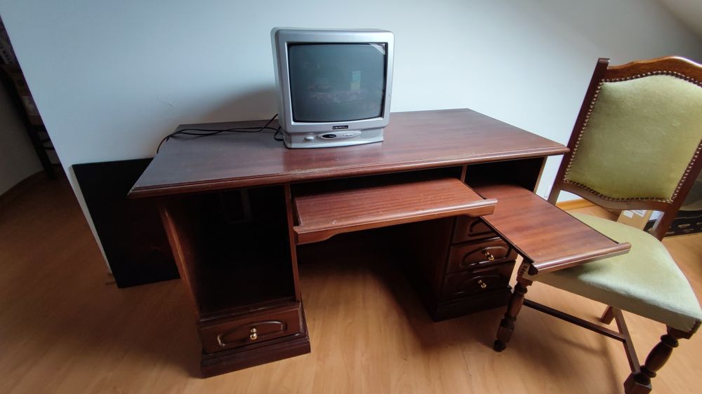 Mobília de quarto em mogno.