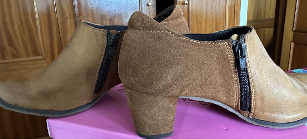 Sapato tipo bota cor castanho