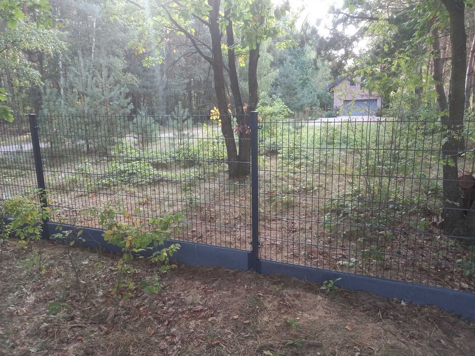 Słupki metalowe i betonowe ogrodzeniowe.