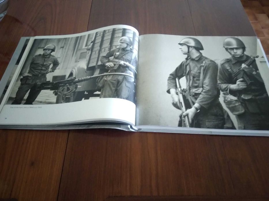 Os Rapazes dos Tanques por Alfredo Cunha e Adelino Gomes