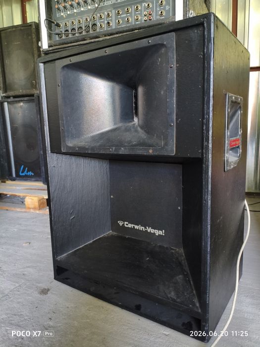 Kolumny estradowe Cervin Vega v30d