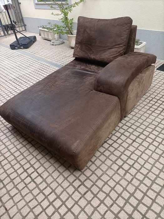 Sofá com chaise longue e mesa centro tipo puff