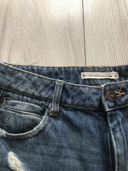 Mom Jeans z przetarciami