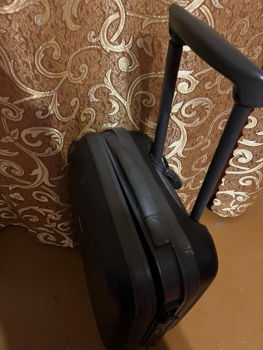 Валіза чорна з пластику