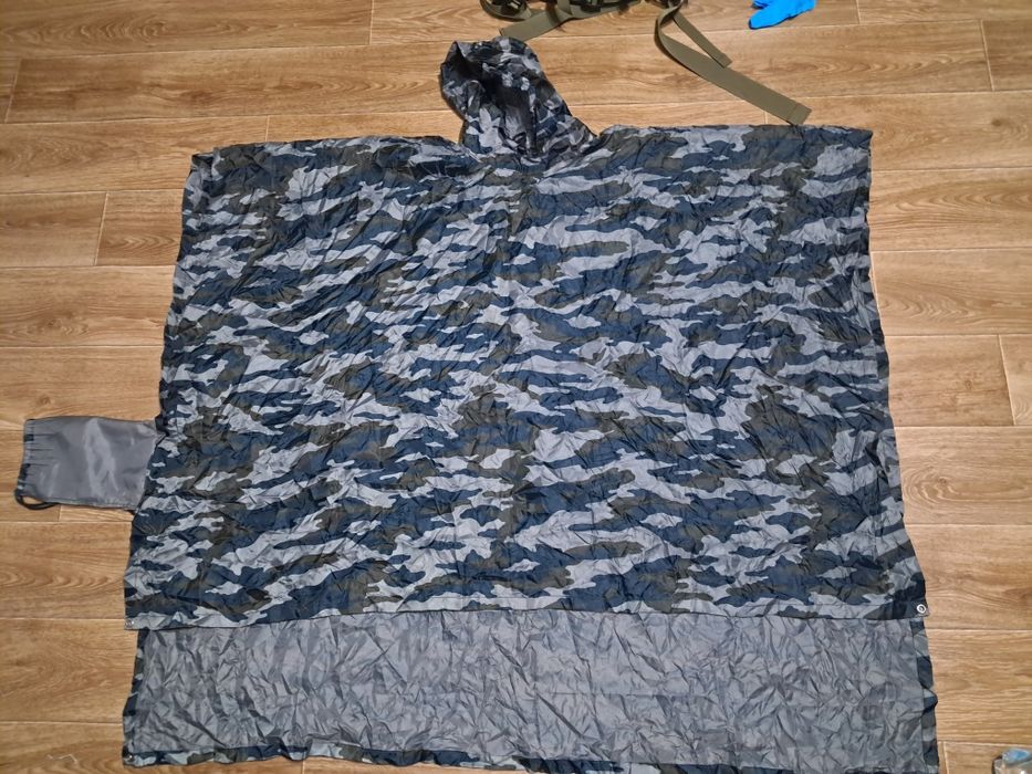 камуфльований дощовик-пончо.