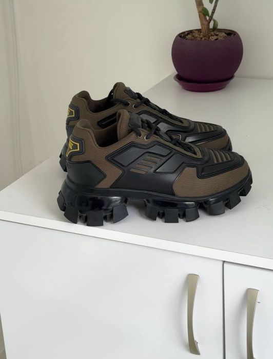 Кросівки Prada.Унісекс.
В наявності два розміри 
39 та 40 
Стан ду