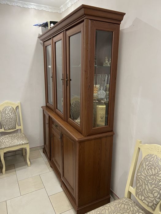 Сервант у вітальню