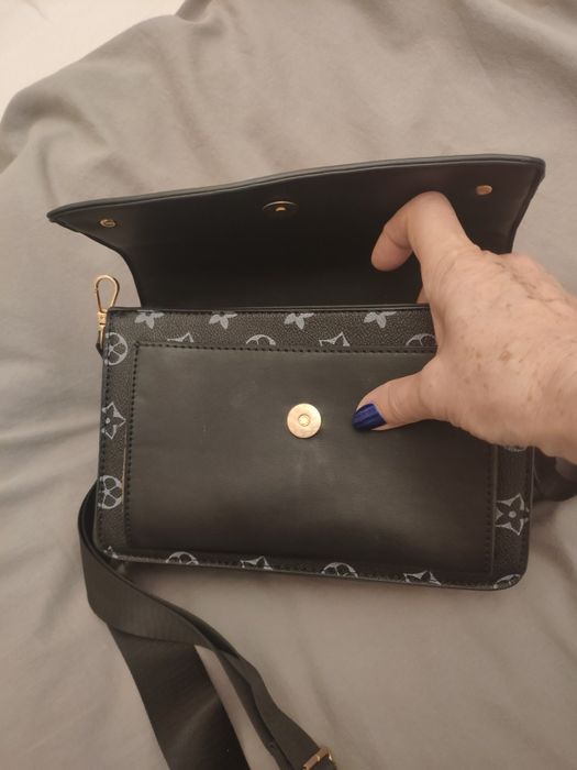 Czarna torebka na pasku.