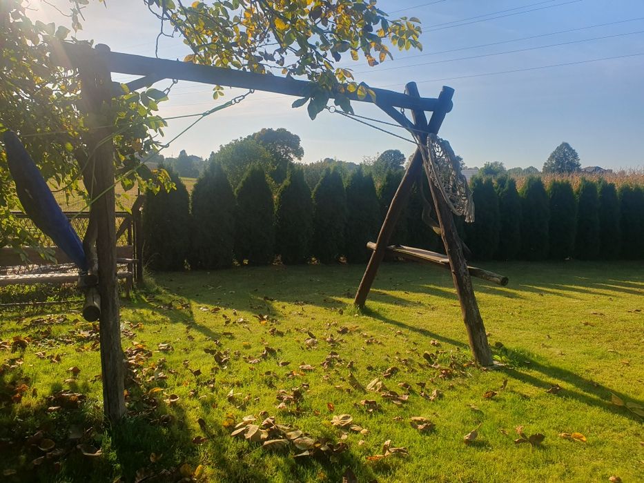 Drewniana huśtawka ogrodowa – do odmalowania