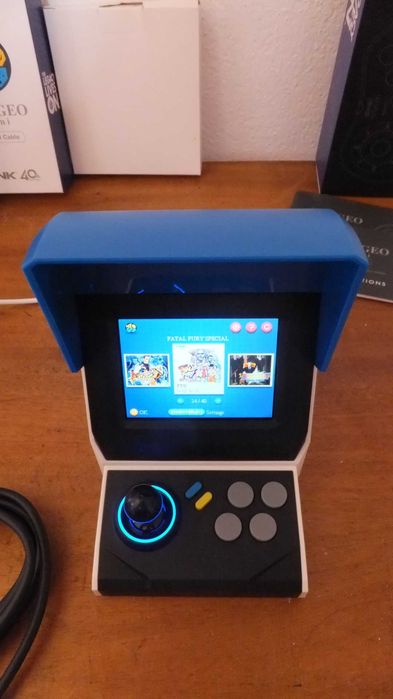 SNK NEO GEO Mini • Consola Arcade Retro (+ 2 comandos + cabo HDMI)