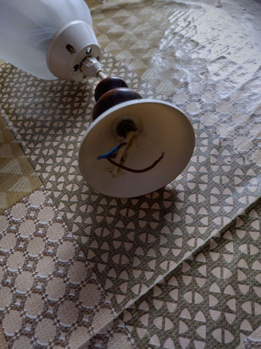 Lampa sufitowa. Klosz ze szkła koloru mlecznego.Sprawna.