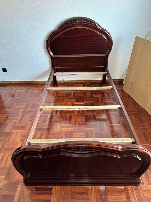 Vende-se conjunto de móveis em madeira
