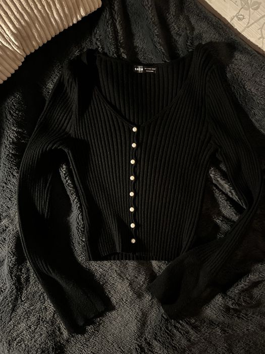 Еститична чорна кофтинка