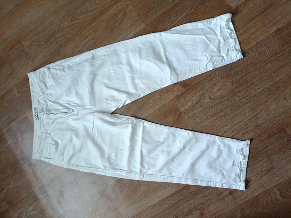 Жіночі джинси молочного кольору