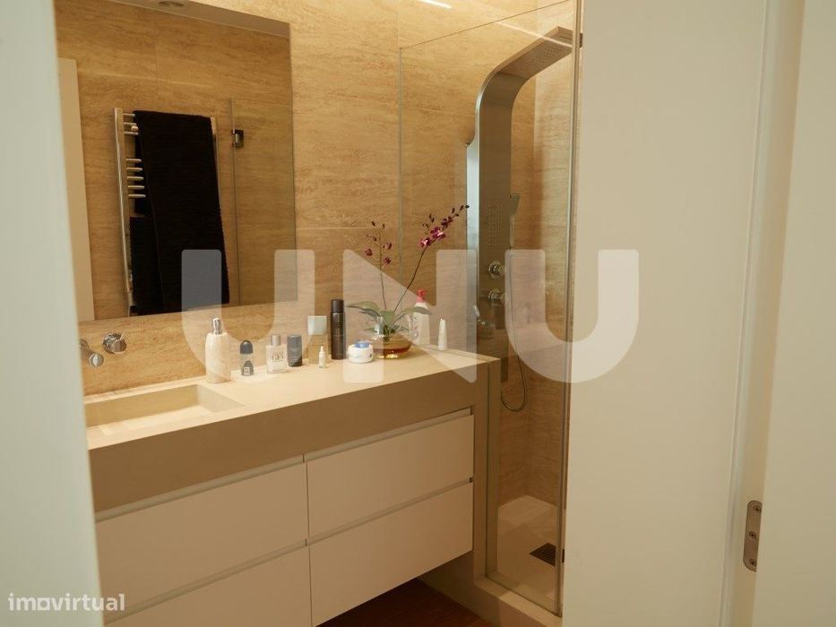 Apartamento T2, remodelado, em condomínio com piscina.