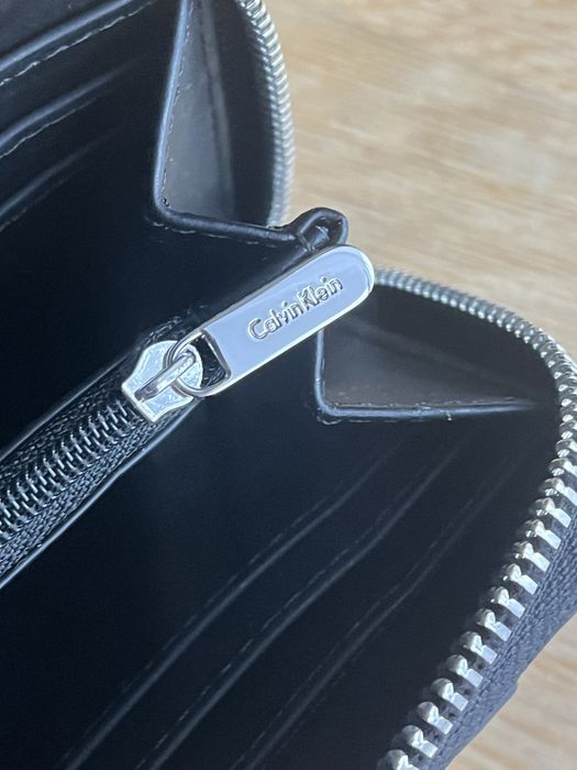 Czarny portfel damski Calvin Klein duży na zamek