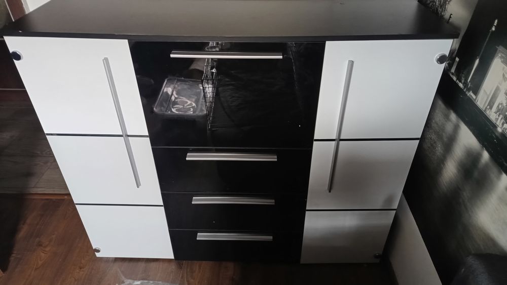 Komoda ze szklanymi frontami