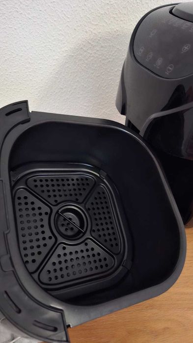 Air fryer sem óleo Qilive  5 lt  pouco usada