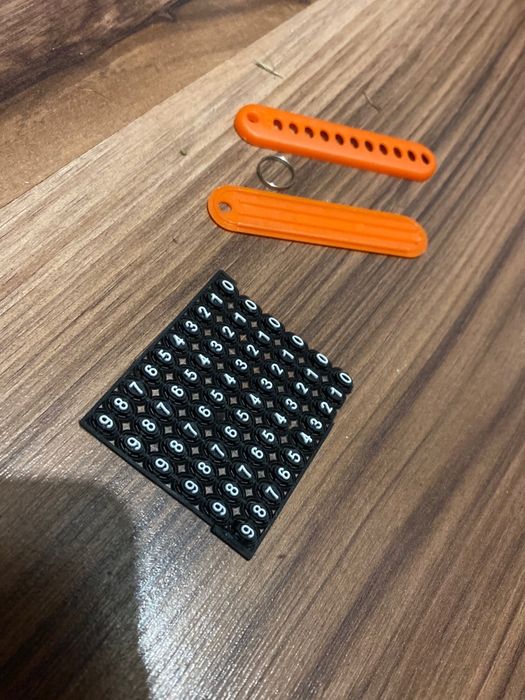 Брелок с номером телефона для ключей