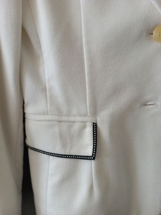 Casaco branco novo com enfeites na gola e bolsos