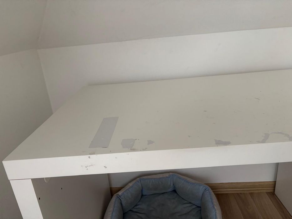 Białe biurko ikea