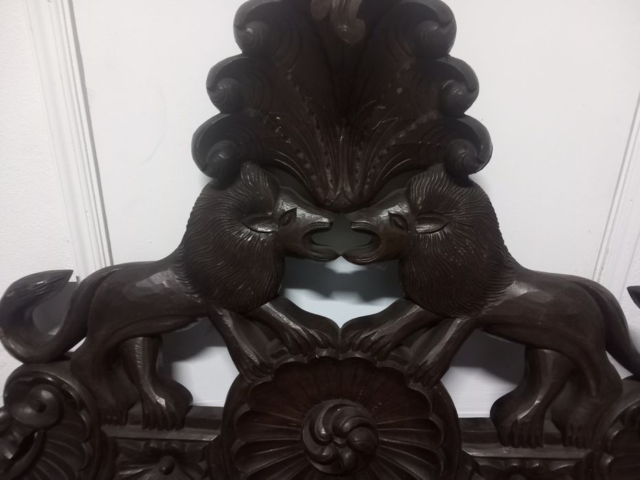 Moldura de madeira muito antiga.