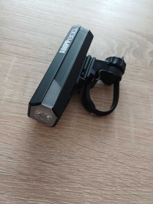 luz frontal para bicicleta Cateye AMPP 800 Lumens – Corpo em Alumínio – Pronta a Usar