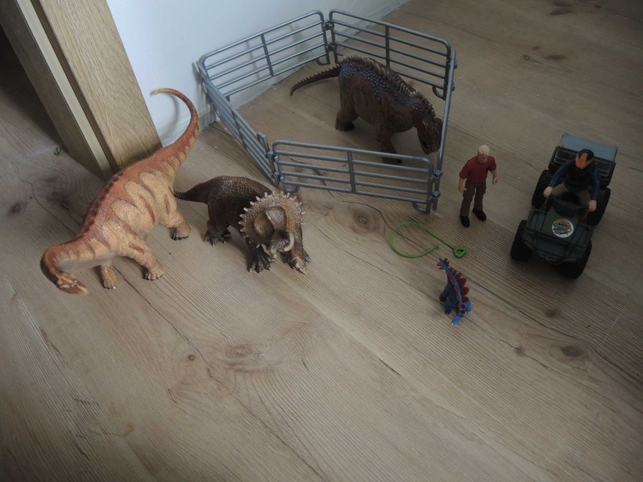 Schleich Dinozaury i figurki widoczne na zdjęciu