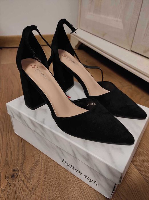 czarne czółenka na słupku