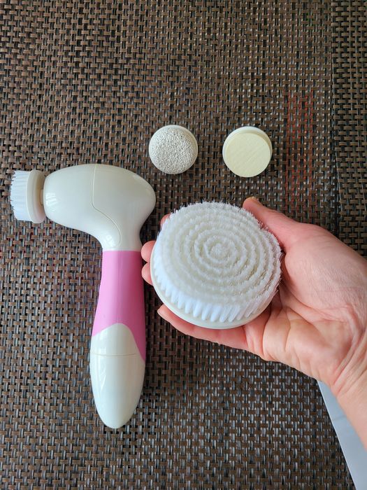 Електрическая щетка для очищення лица