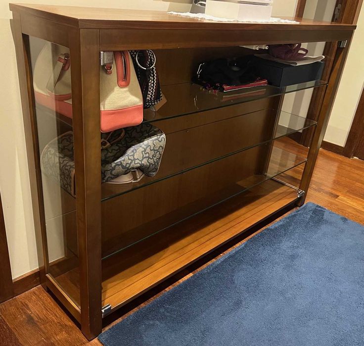 Vitrine em Madeira Nogueira