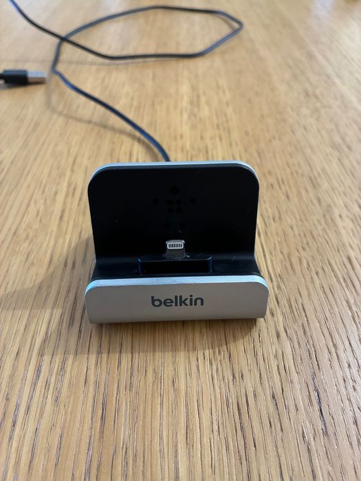 Iphone SE 2020 + Base De Carregamento Belkin + Capa Spigen Liquid Air