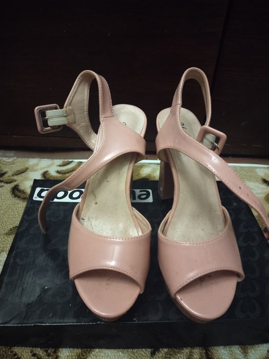 Продам босоножки